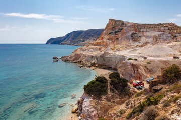Fototapeta na wymiar Der Strand von Kastanas auf Milos bietet kristallklares Wasser und farbenprächtige Felsen