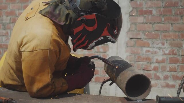 Trabajador latino soldando metal