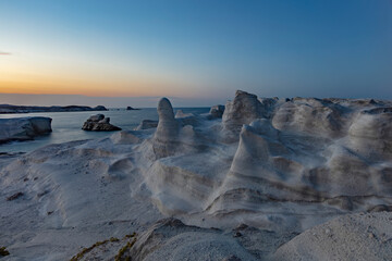 Bizarre Felsformationen am Strand von Sarakiniko kurz nach Sonnenuntergang