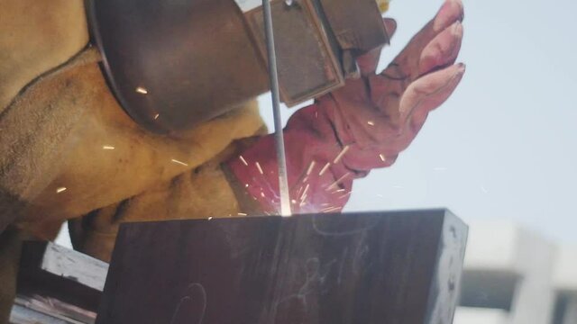 Trabajador latino soldando metal 