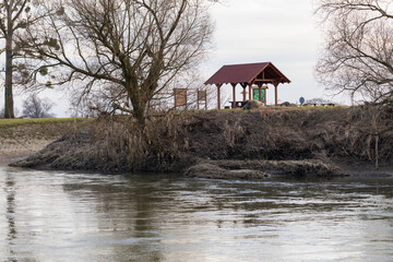 wiata dla spacerowiczów nad brzegiem rzeki, drewniane zadaszenie.