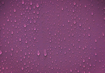 Fondo metálico de color violeta con gotas de lluvia