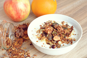 Naturjoghurt mit Knuspermüsli