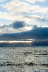 光芒が綺麗な夕暮れの海
