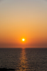 夕陽を反射する静かな海
