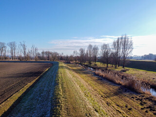Fototapeta na wymiar Landschaftsfotos in Bayern mit Feldern und Wiesen bei Tageslicht fotografiert