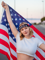 Mujer rubia celebrando el Día de la Independencia de los Estados Unidos