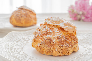 シュークリームと花