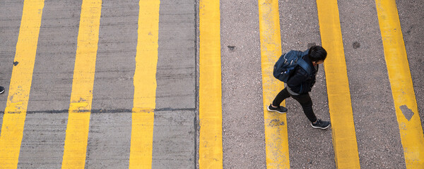 High angle view of casual young man crossing street in Hong Kong　横断歩道を渡る男性 香港 ハイアングル