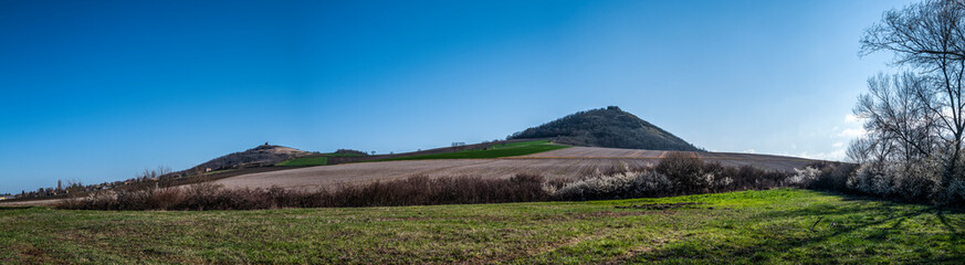 vue panoramique sur les champs en Auvergne fin de l' hiver