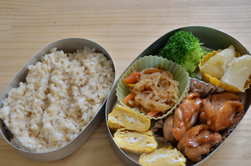 木のテーブルに置いたアルマイトのお弁当