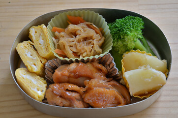 木のテーブルに置いたアルマイトのお弁当