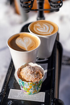 Cappuccino Kaffe und Muffin auf Fahrrad Gepäckträger 1