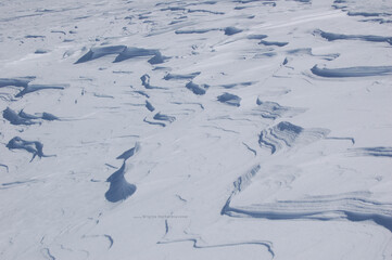 Abgeblasener Schnee und Eis am Gletscher