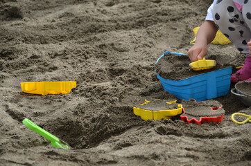 砂場遊びの女の子の両手