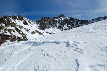 Fototapeta premium Abgeblasener Schnee und Eis am Gletscher