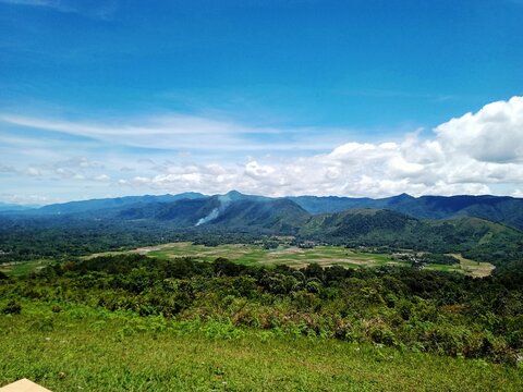 The geomorphology of hills and valeys