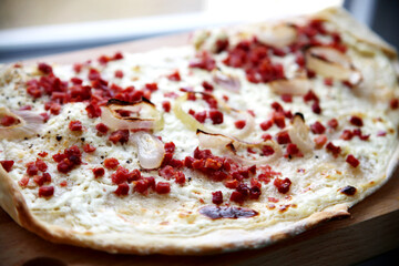 Leckere Pizza auf Holz Brett.