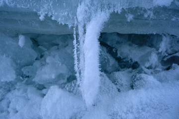 Obraz na płótnie Canvas chunks of ice on the water in winter
