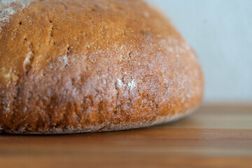Brot auf einem Küchenbrett