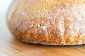 Brot auf einem Küchenbrett
