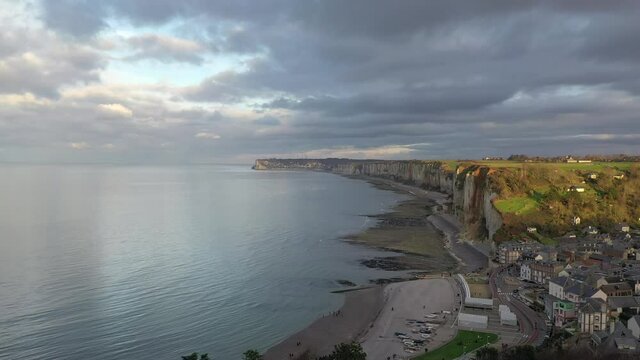 Vue a&eacute;rienne du littoral normand et des falaises d'Yport au coucher du soleil