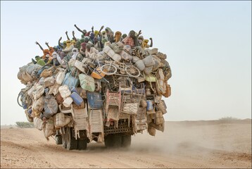 Camion de migrants dans le désert nigérien - obrazy, fototapety, plakaty