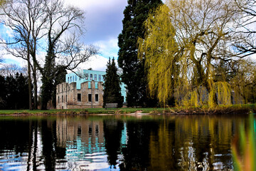 Schloß am Teich