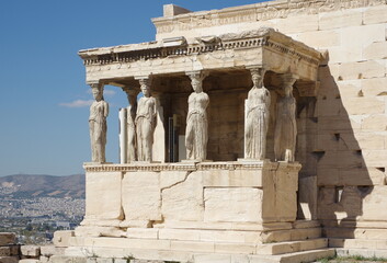 Die Korenhalle des Erechtheion auf der Akropolis in Athen.