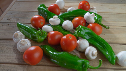 Champiñones, tomates canarios y pimiento verde italiano. Tres ingredientes indispensables en la dieta mediterránea