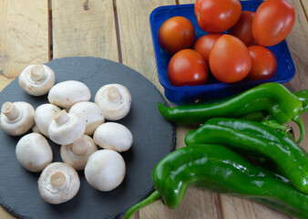 Champiñones, tomates canarios y pimiento verde italiano. Tres ingredientes indispensables en la dieta mediterránea