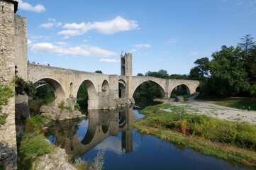Fototapeta premium Besalú in Spanien – Brücke über den Fluss Fluvià