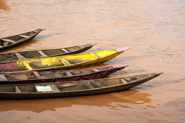 Pirogue sur le fleuve Niger