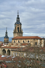 Iglesia de San Miguel y detrás la torre de la iglesia de San Pedro, ubicadas en el caso medieval...
