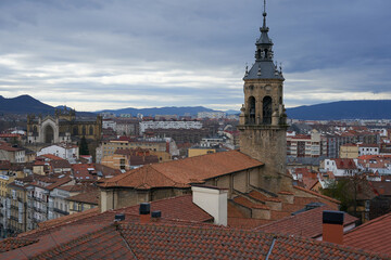 Fototapeta na wymiar Vitoria (Pa’s Vasco) Visita y vistas desde la iglesia de San Vicente: Torre de San Miguel 