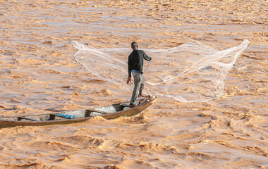 Pêche à l'épervier  sur le fleuve Niger - obrazy, fototapety, plakaty