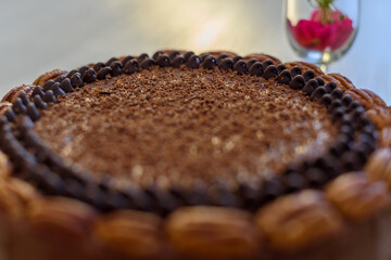 torta de chocolate con flor roja un un vaso 