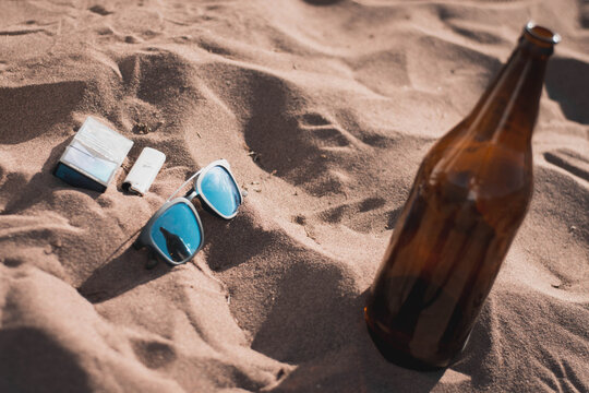 Gafas en la arena y una cerveza en verano de Mendoza