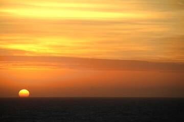Sonnenaufgang über Meer