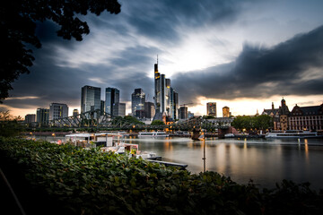 Fluss Mit Gebäuden Im Hintergrund In Frankfurt, Deutschland