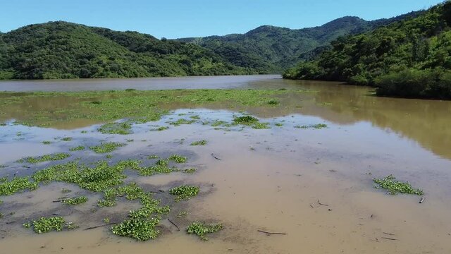 Presa en medio de monta&ntilde;as verdes, Jalisco Mexico