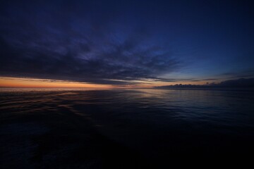 Fototapeta na wymiar Sonneaufgang über dem Ozean