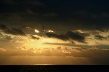 Sonnenaufgang über Ozean