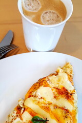Kaffee und Omelett mit Käse und Tomaten
