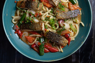 Fideos saltados con pescado a la plancha