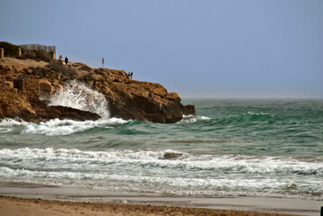 Fototapeta na wymiar olas estrellandose contra las rocas de la costa