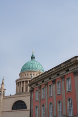 Fototapeta premium Nikolaikirche und Stadtschloss in Potsdam