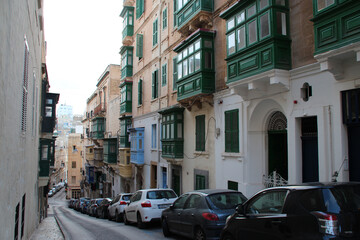 Obraz premium street and residential buildings in valletta in malta