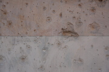 Wand aus Sandstein in Berlin mit Spuren der Schlacht um Berlin im Zweiten Weltkrieg