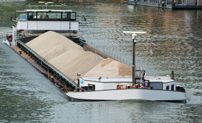 Frachtschiff mit Sand und Steingut
